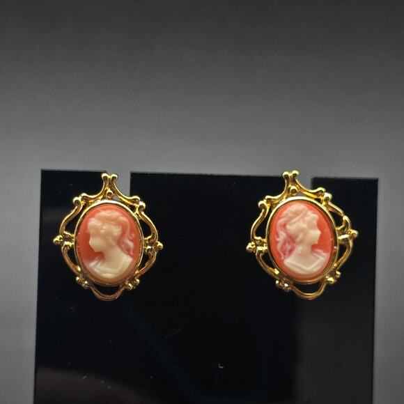 Avon Cameo Earrings Gold Tone Pierced Post Stud Vintage - Picture 1 of 6